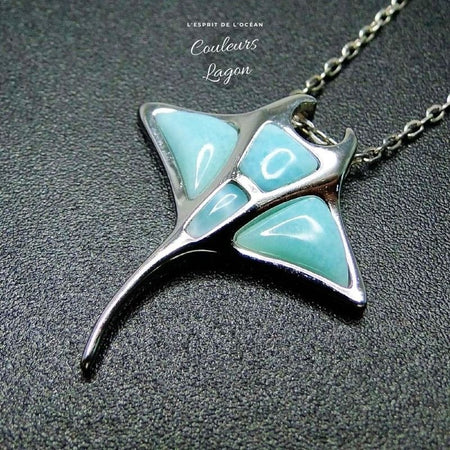 gros plan 1/4 droite - Pendentif Raie Manta en Argent massif et Larimar naturelle - Couleurs Lagon