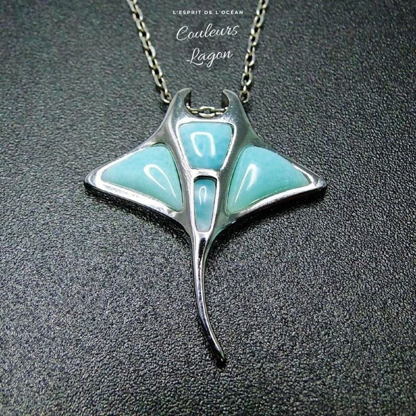 gros plan vertical sur fond noir - Pendentif Raie Manta en Argent massif et Larimar naturelle - Couleurs Lagon