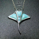 gros plan vertical sur fond noir - Pendentif Raie Manta en Argent massif et Larimar naturelle - Couleurs Lagon