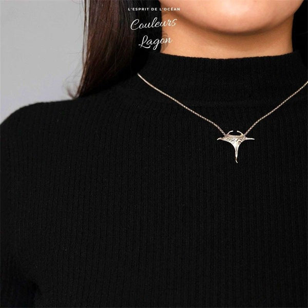 sur le cou - Pendentif Raie Manta en Argent Massif Polynésie - Couleurs Lagon