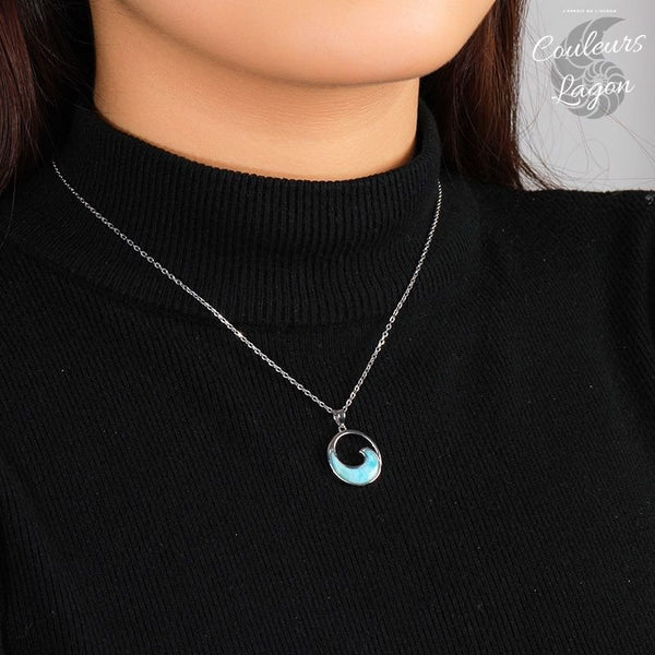 Pendentif Vague de mer Argent 925 Larimar - Couleurs Lagon - gros plan sur cou