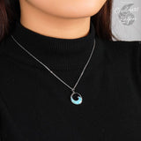 Pendentif Vague de mer Argent 925 Larimar - Couleurs Lagon - gros plan sur cou