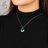 Pendentif Vague de mer Argent 925 Larimar - Couleurs Lagon - sur cou avec pull