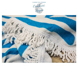 Serviette de plage ronde microfibre OCEAN en usage paréo plage - Couleurs Lagon