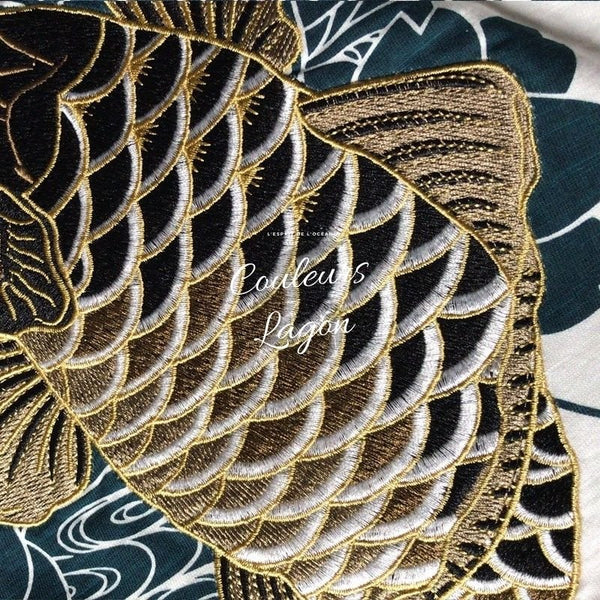 gros plan broderie poisson - T-shirt Homme col rond Broderie Carpe Koï - Couleurs Lagon
